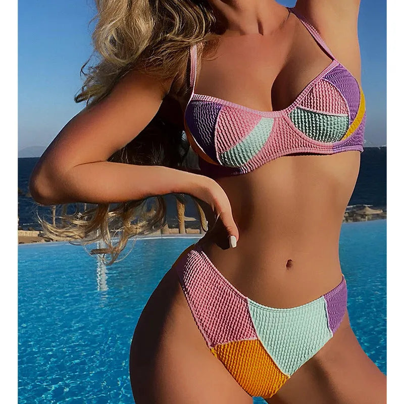 Ladies push up bikini set in splicing colour with sleeveless top and matching shorts.