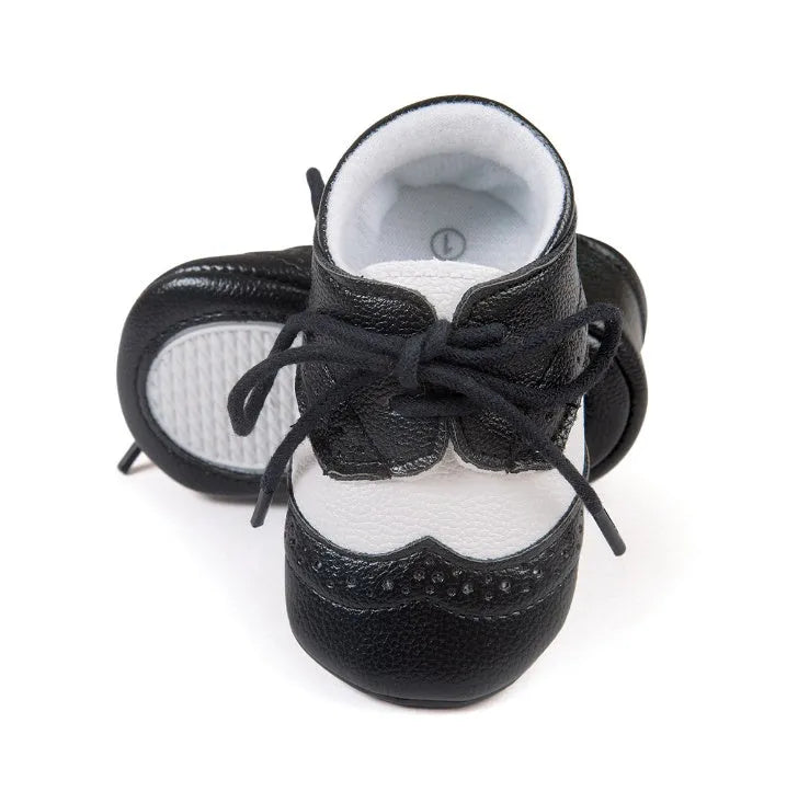 Vintage-style baby walking shoes with soft soles and synthetic leather upper in four colours