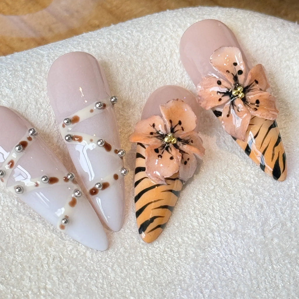 Leopard print artificial nail stickers with French tip design in sizes XS, S, M, L.