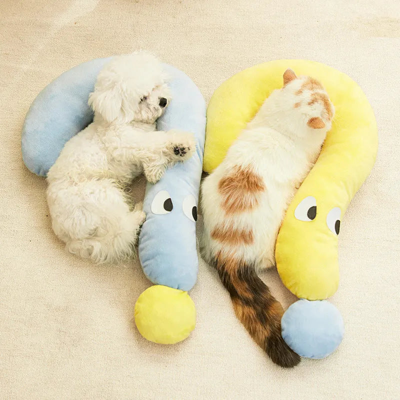 Blue or yellow rectangular pet pillow measuring 62x39 cm for cats and dogs