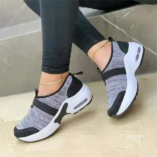 Women's flat mesh sneakers in light grey with round toe and non-slip rubber sole