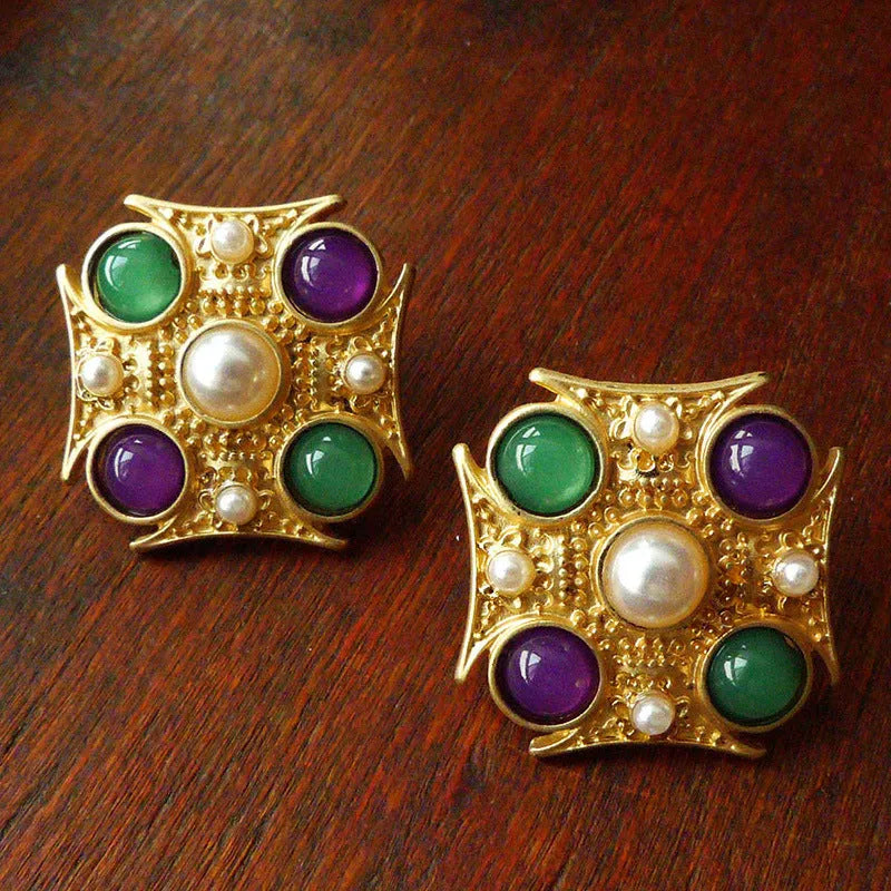 Retro baroque vintage brooch in zinc alloy with diamond shape, shown in multiple size options