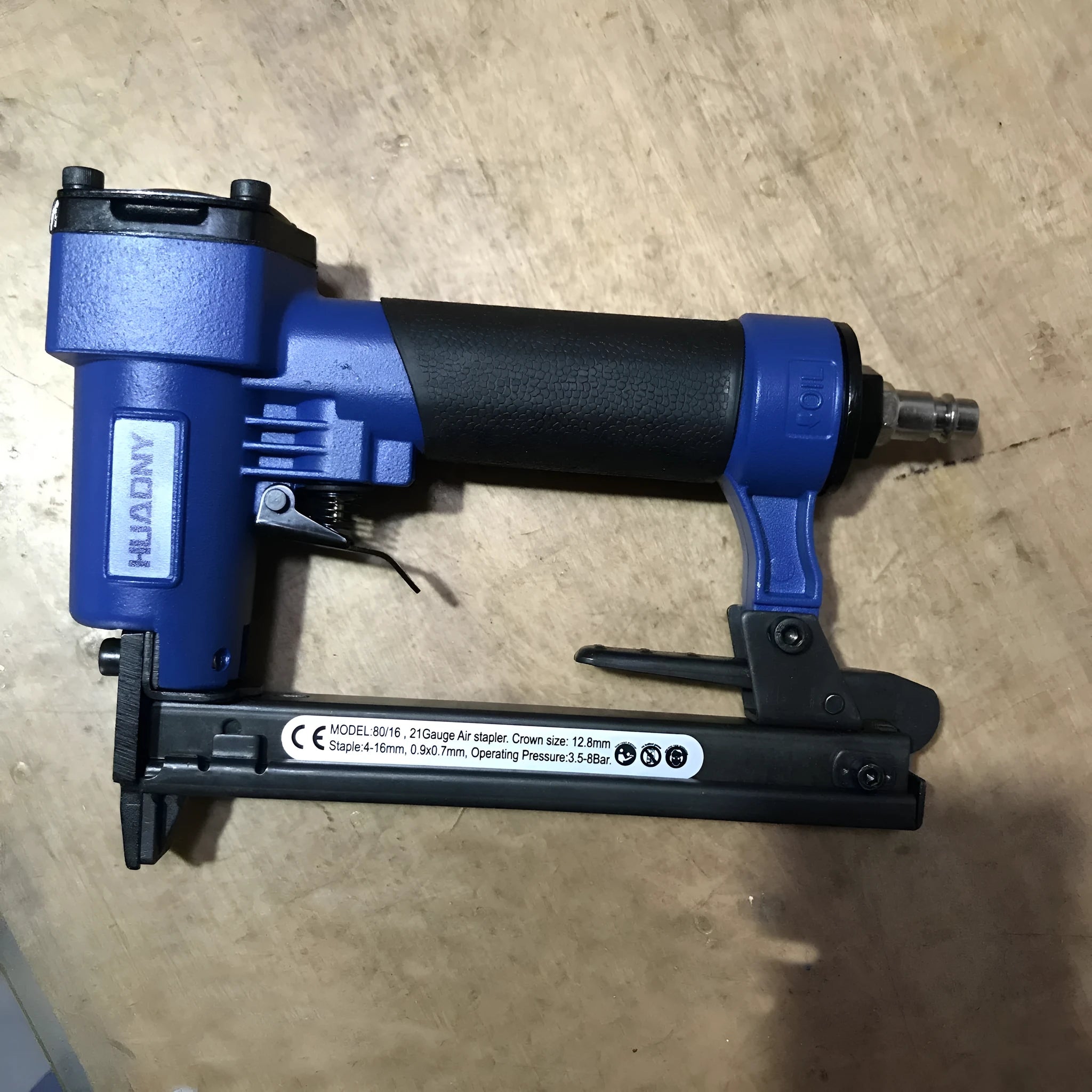 Blue U-type pneumatic strip nail gun for air compressor with 8mm inlet connection