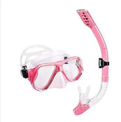Set of diving goggles with PC frame, transparent lens, and adjustable silicone strap in multiple colours.