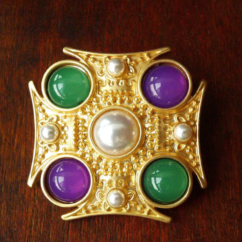 Retro baroque vintage brooch in zinc alloy with diamond shape, shown in multiple size options