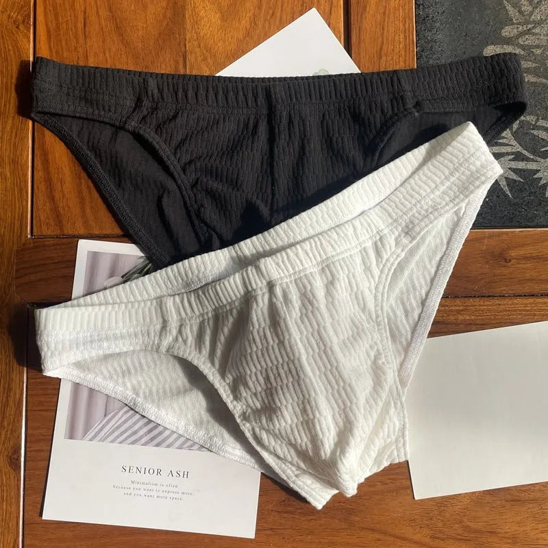 Men's triangle underwear briefs in pure cotton with mid-waist design and solid colour options