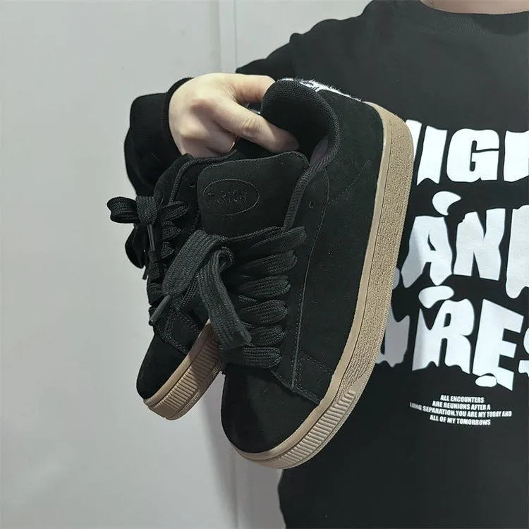 Retro black low-top sneakers with round toe and lace-up front for men and women