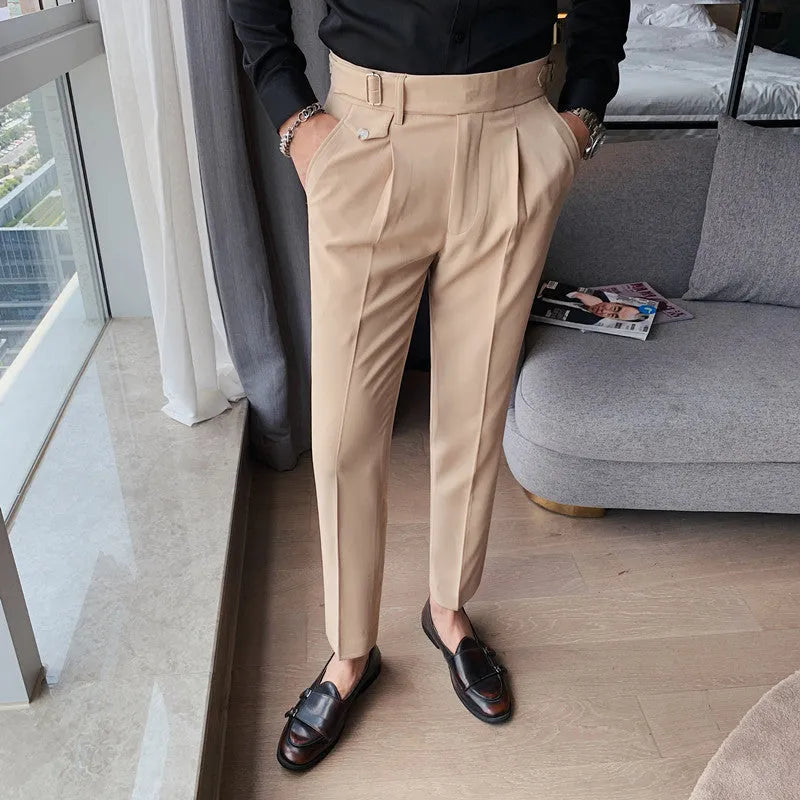 Straight leg casual trousers in solid colours with straight cut silhouette and polyester fabric