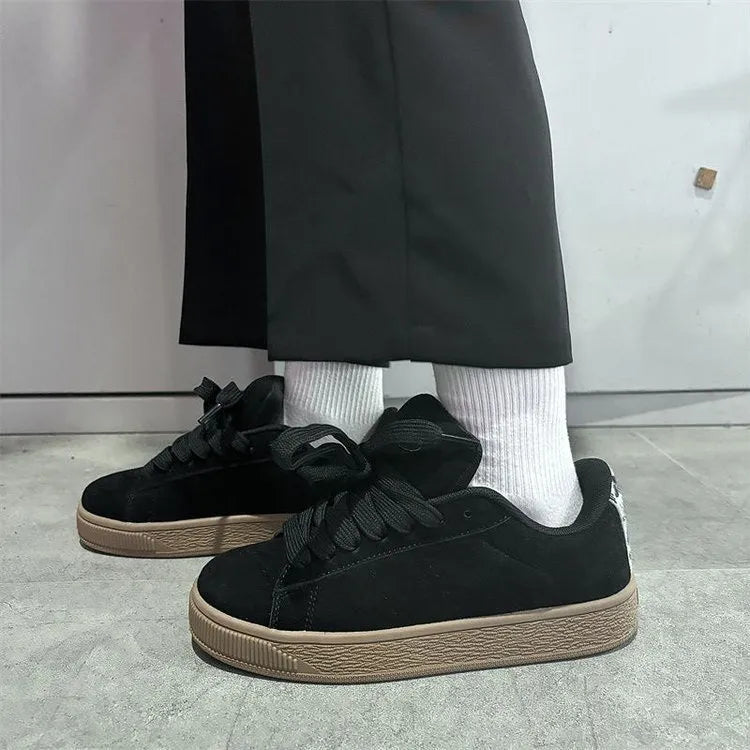 Retro black low-top sneakers with round toe and lace-up front for men and women