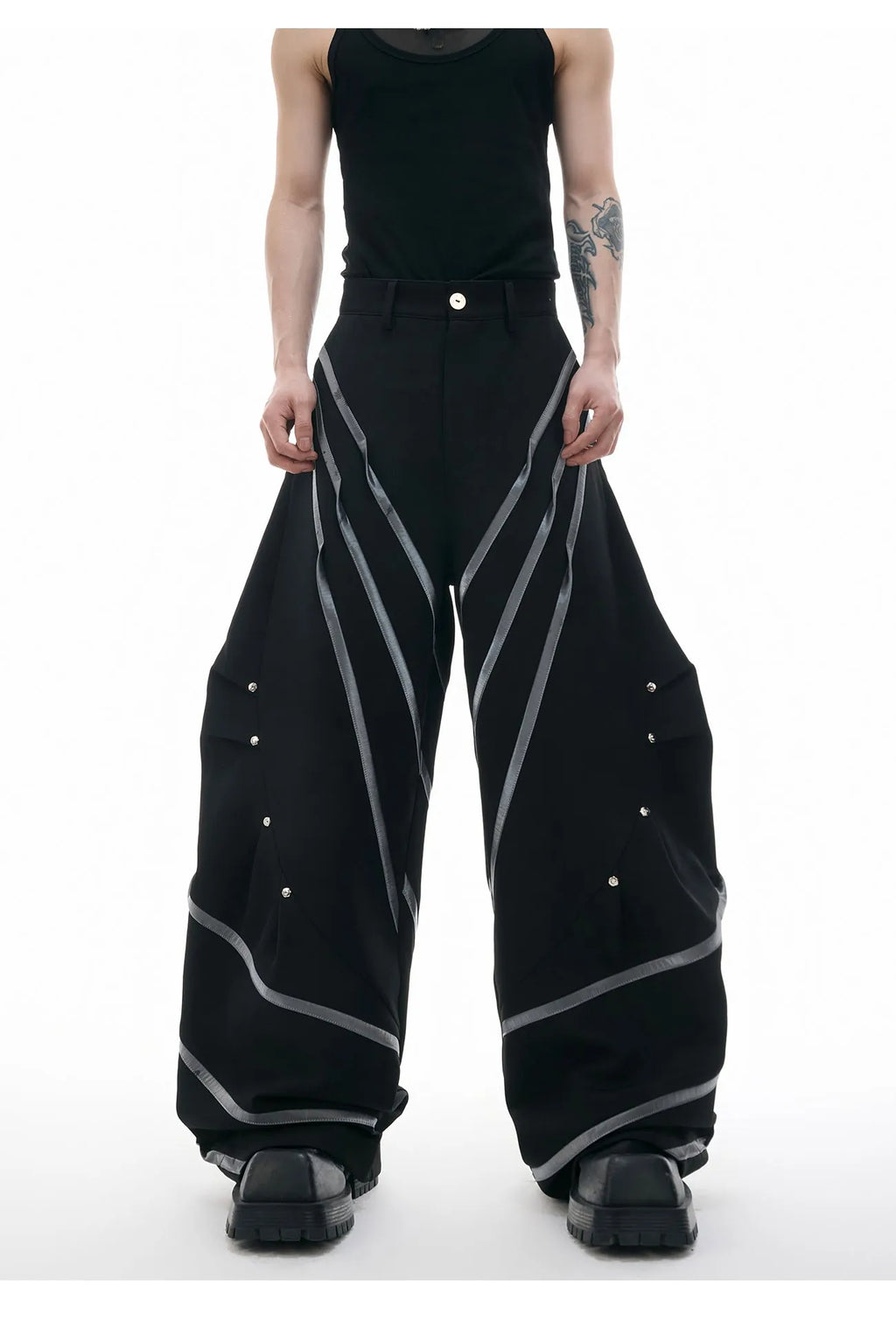 Men's pleated trousers with metal rivet stripes and three-dimensional cutting