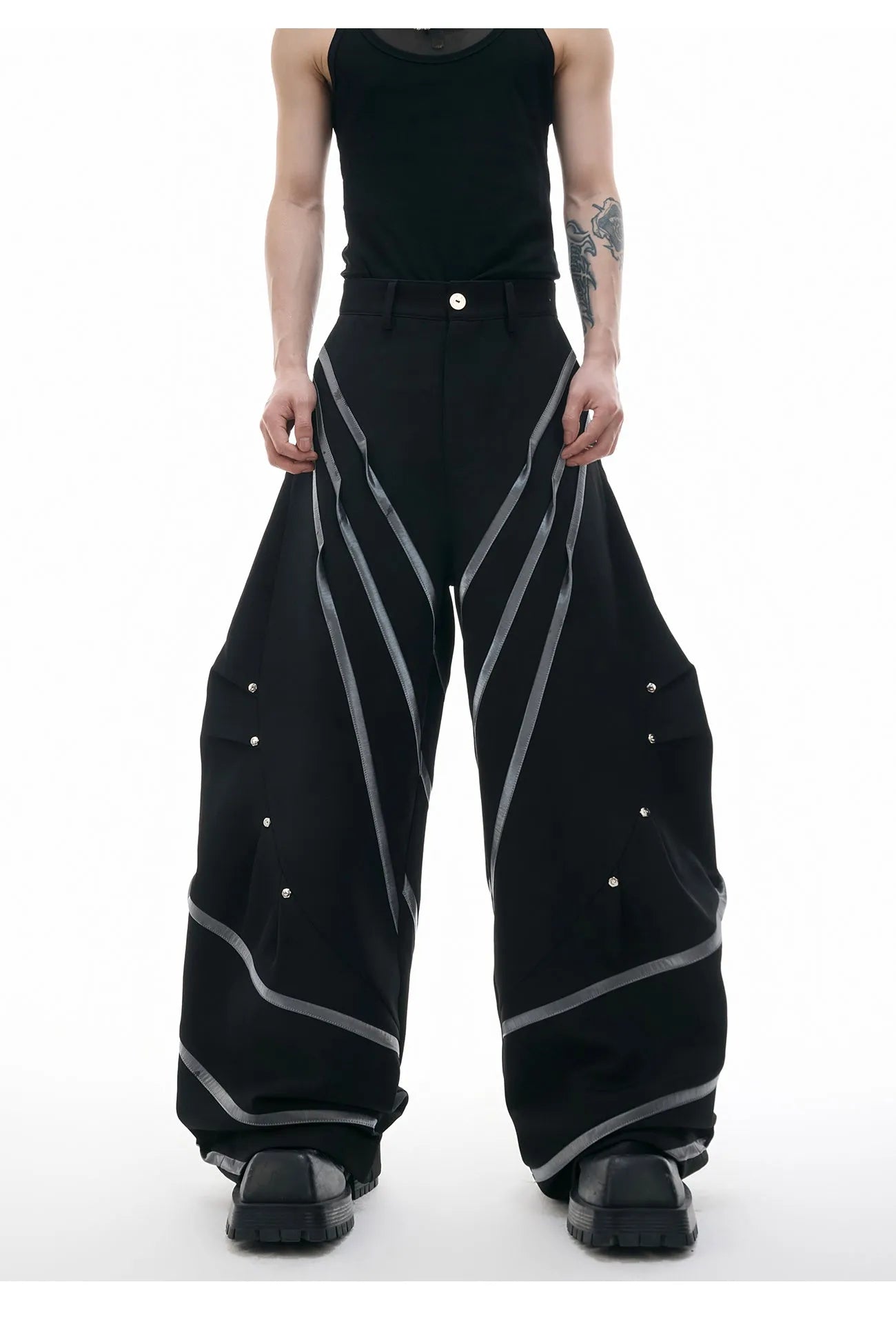 Men's pleated trousers with metal rivet stripes and three-dimensional cutting