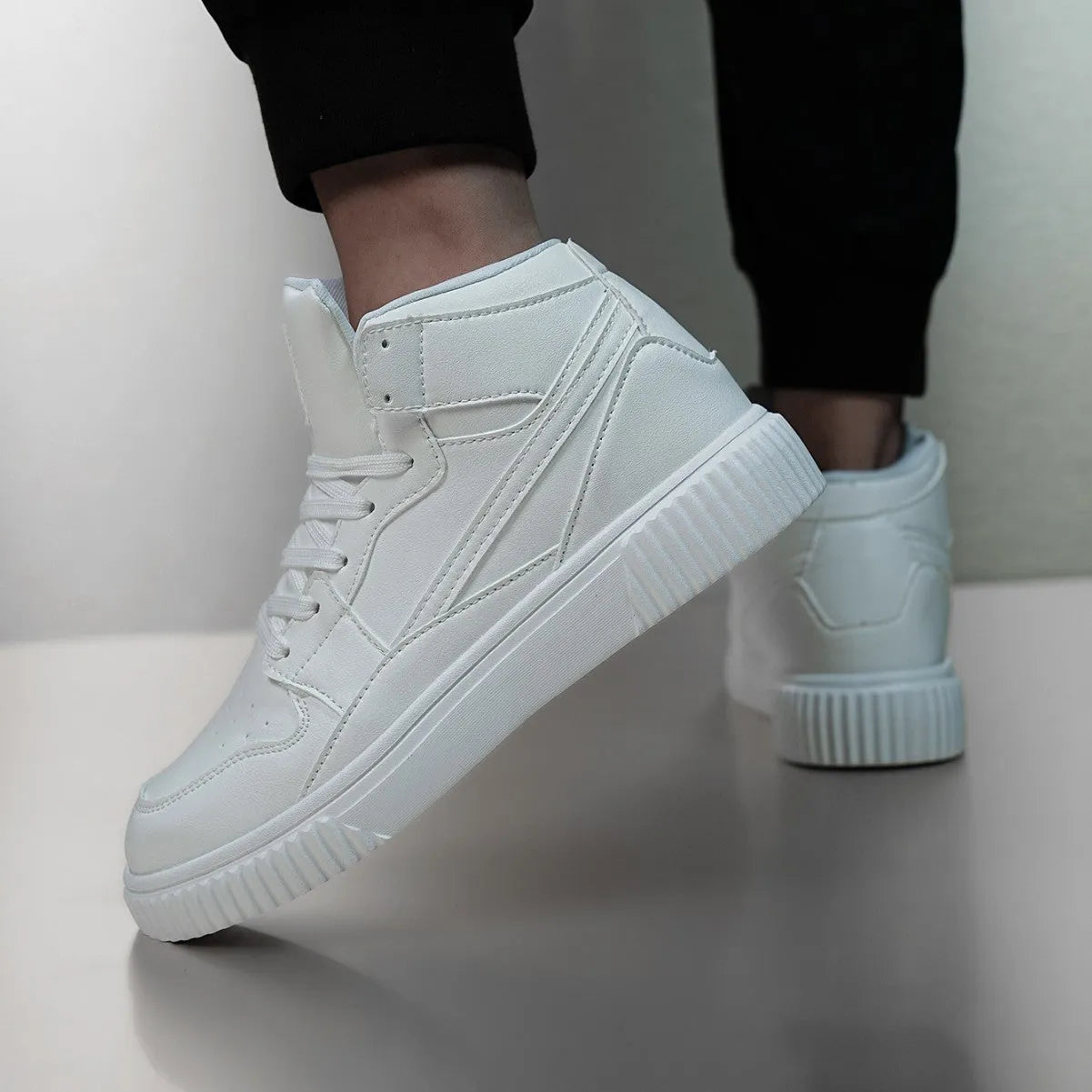 White men's round-toe casual shoes with a microfiber upper for autumn and winter leisure wear.