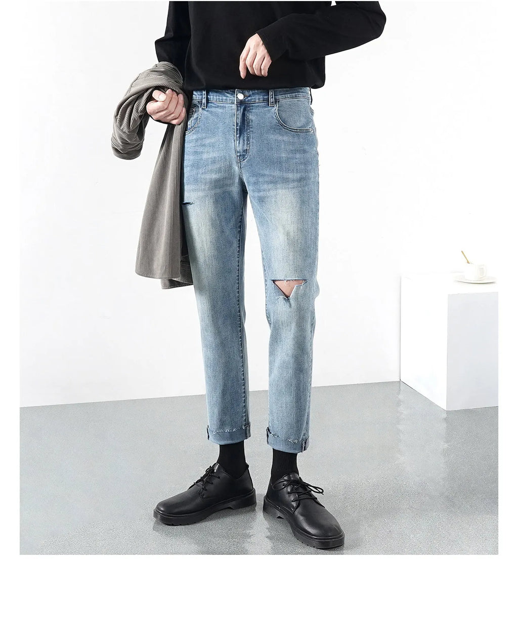 Men's light summer ripped jeans in blue regular denim with microelastic stretch and distressed detailing