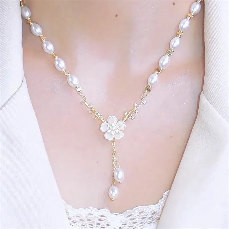Women's alloy necklace with flower pearl decoration and rose elements in pearl Q9 colour