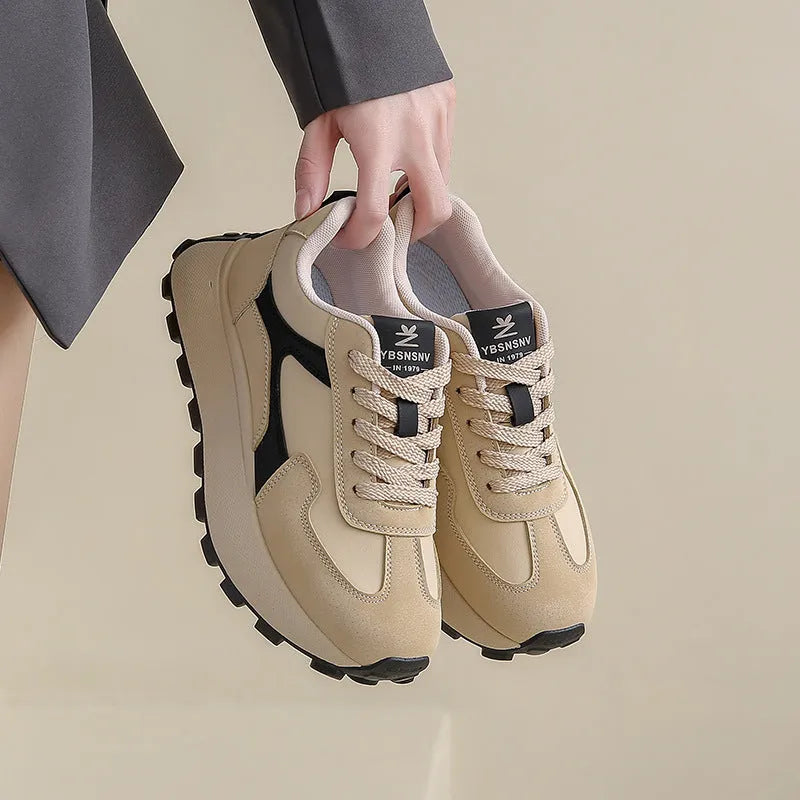 Women's low-top platform sports shoes in three colours with mesh lining and rubber soles