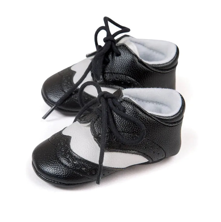 Vintage-style baby walking shoes with soft soles and synthetic leather upper in four colours