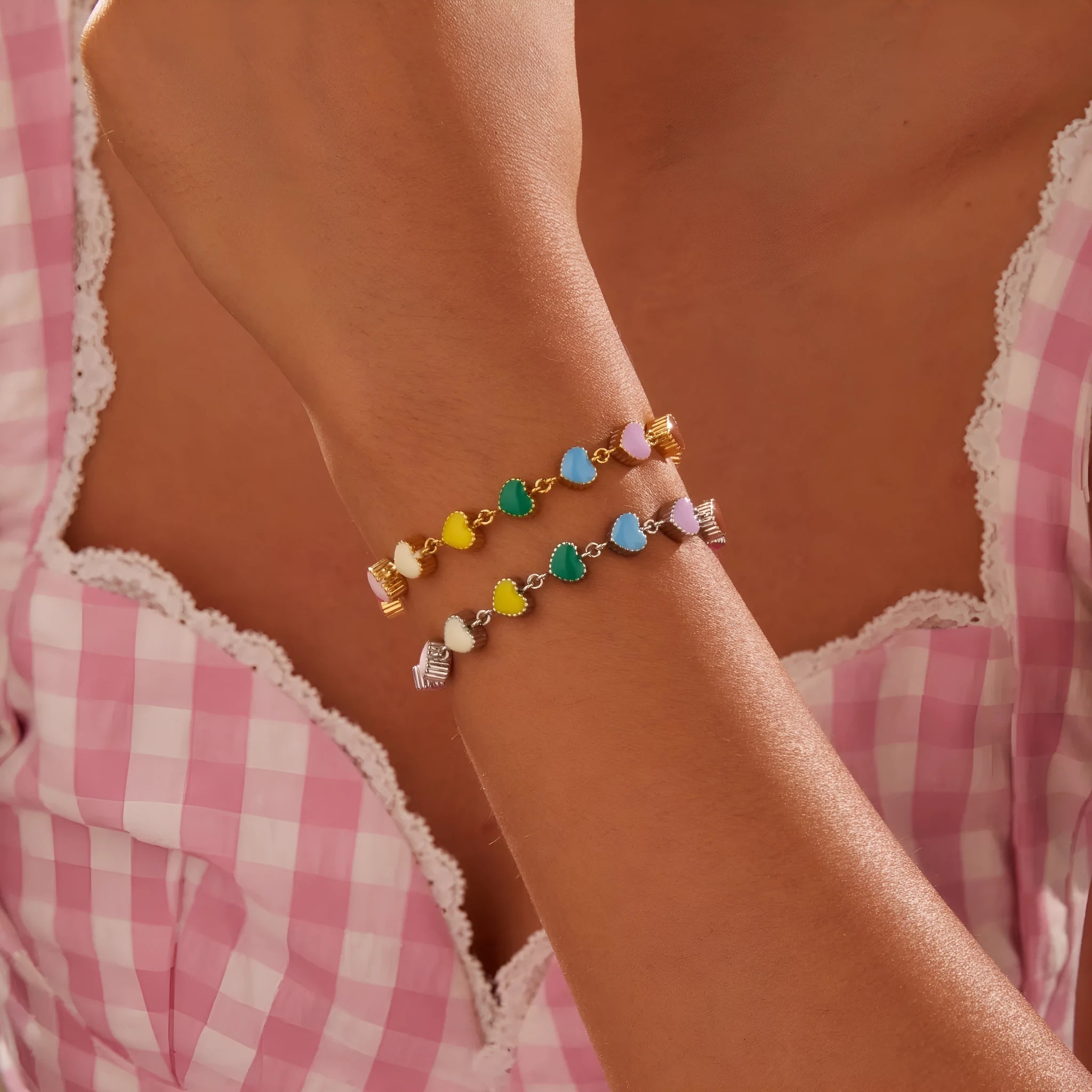 Women's adjustable heart pendant bracelet with colourful oil accents in gold or steel finish