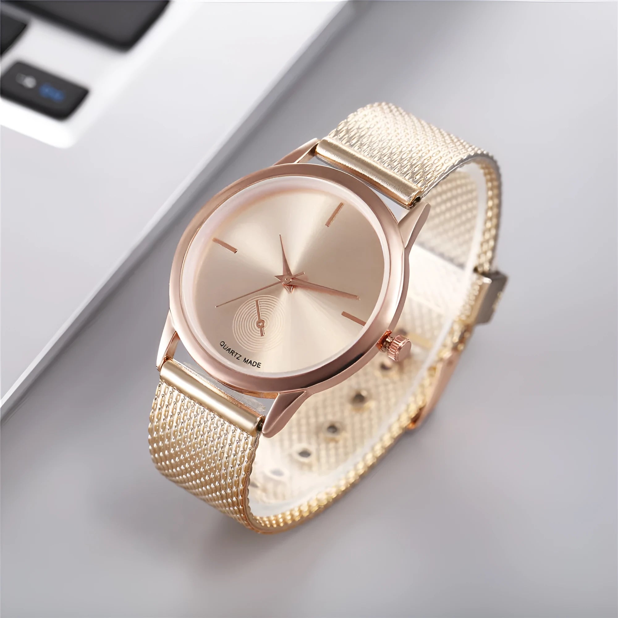 Women's creative plastic mesh quartz watch with round alloy case in black colour