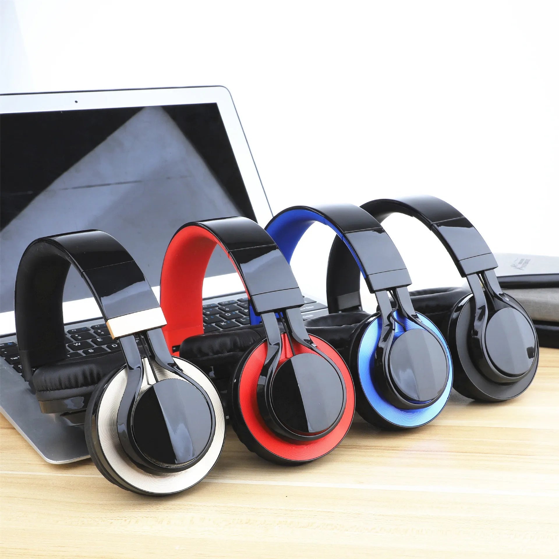 Wired over-ear karaoke headphones with microphone and 3.5mm plug in black colour