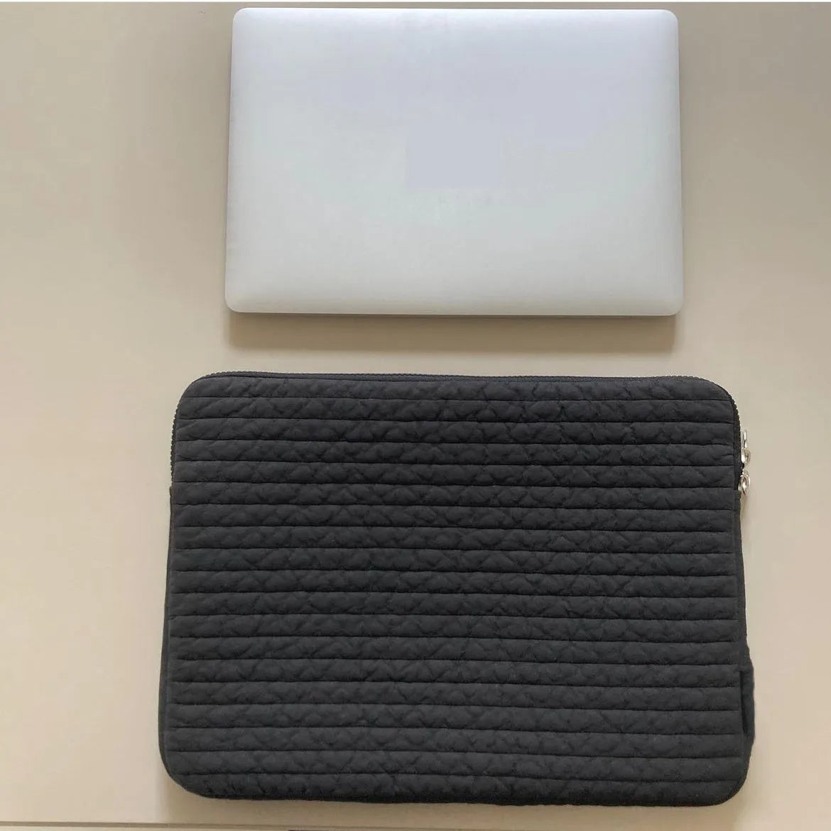 Black and white anti-seismic cotton cloth laptop bag for tablets, shown with a coin pocket.