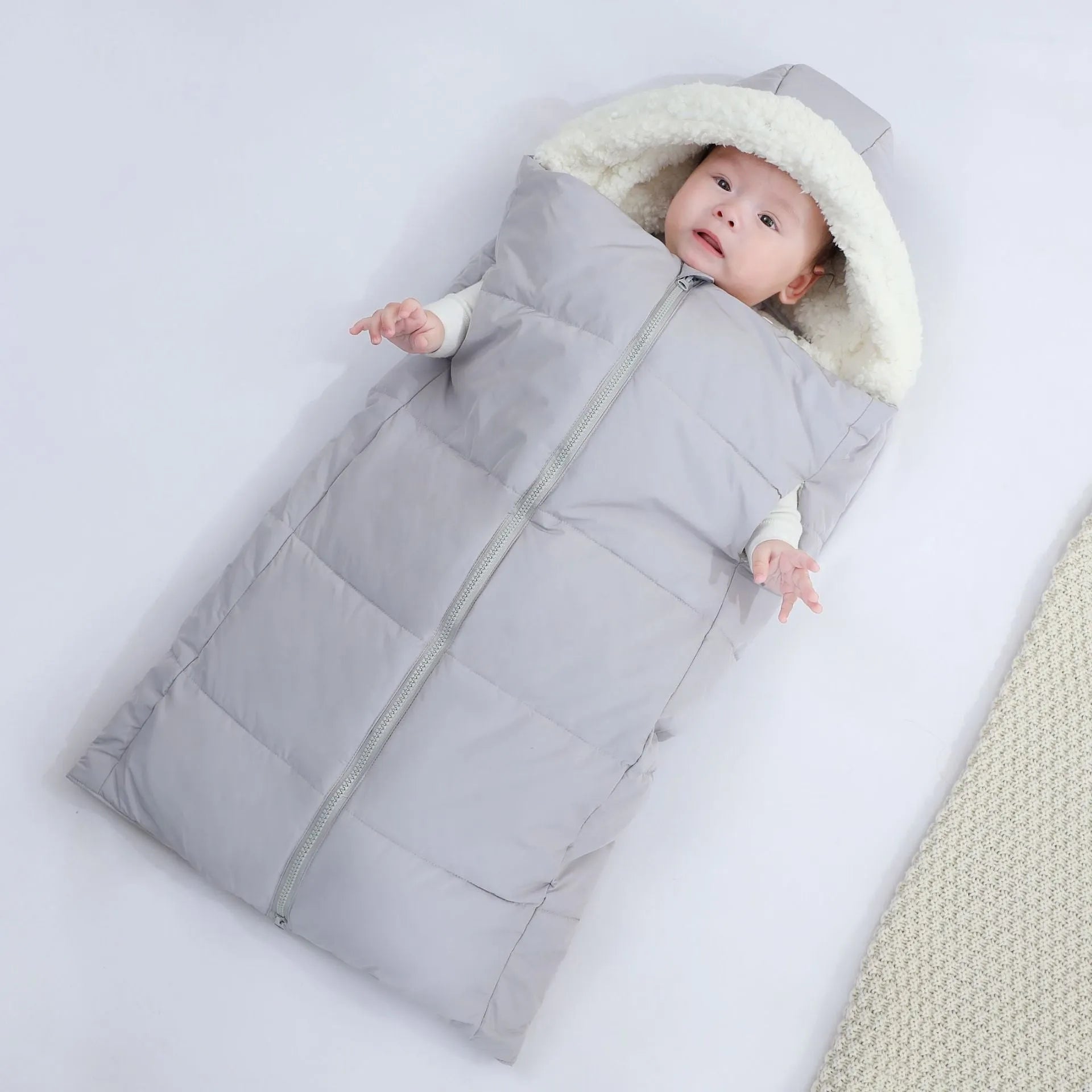 Baby sleeping bag in thickened fleece polyester, unfolded 70x90cm, available in four solid colours