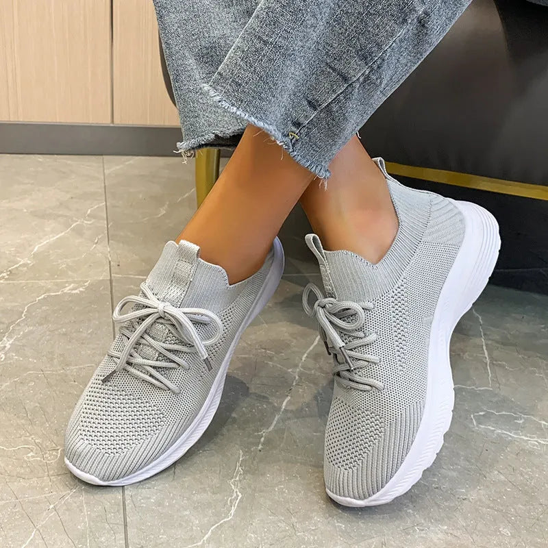 Women's mesh running shoes in creamy white with English muffin heel detail