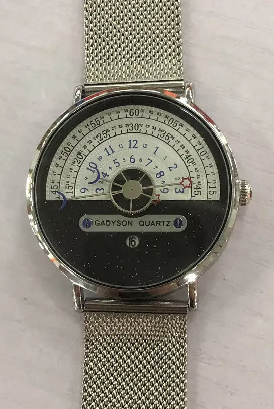 Men's quartz fashion watch with 40mm round dial, 30M waterproof rating, and choice of gold or silver alloy case
