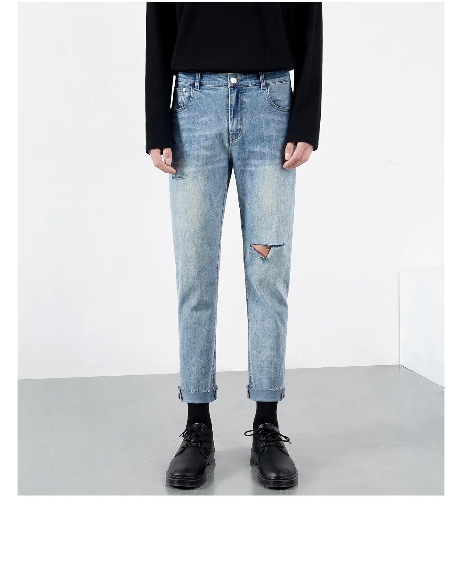 Men's light summer ripped jeans in blue regular denim with microelastic stretch and distressed detailing