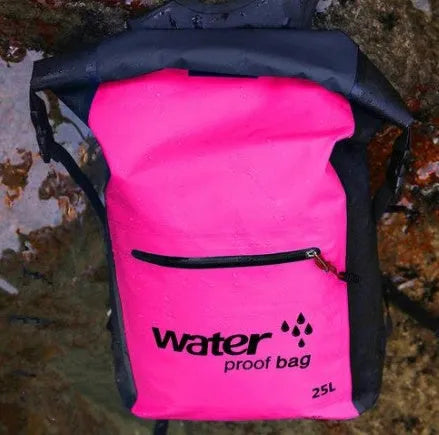 Green 25-litre waterproof PVC mesh mountaineering rucksack for hiking and travel
