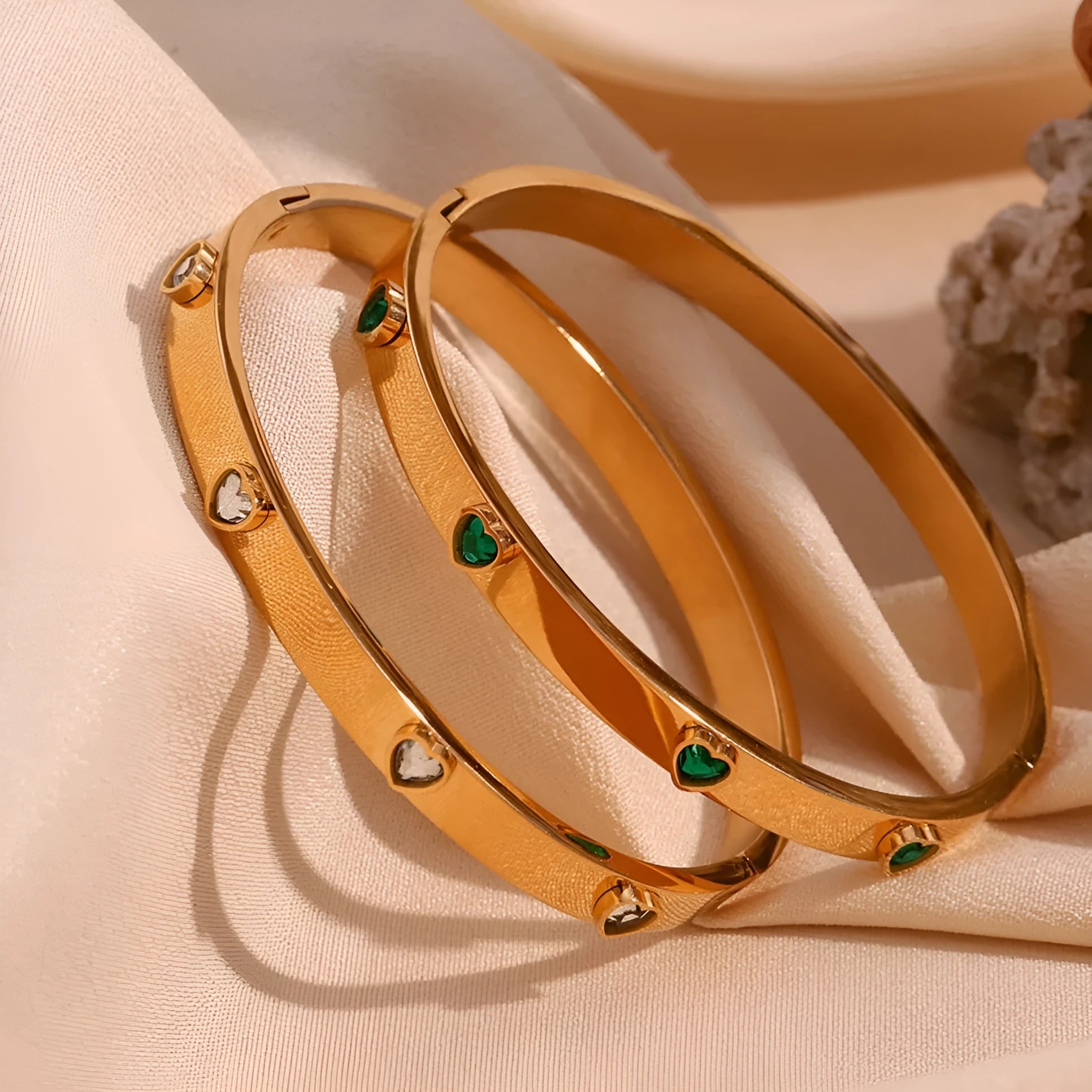 Stainless steel micro-inlaid peach heart bracelet in golden-lvzuan or golden-white diamond finish