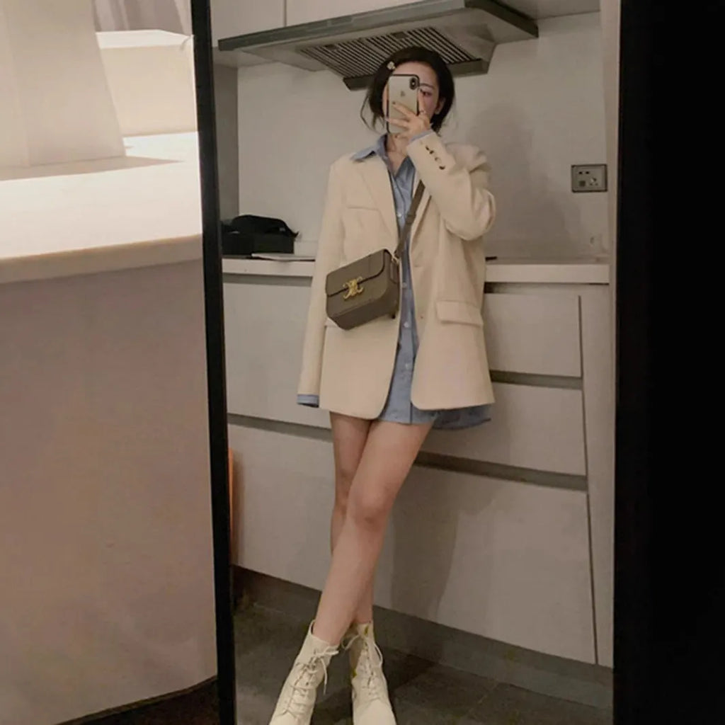 Korean-style solid colour suit jacket with long sleeves and pockets in a milky white shade.