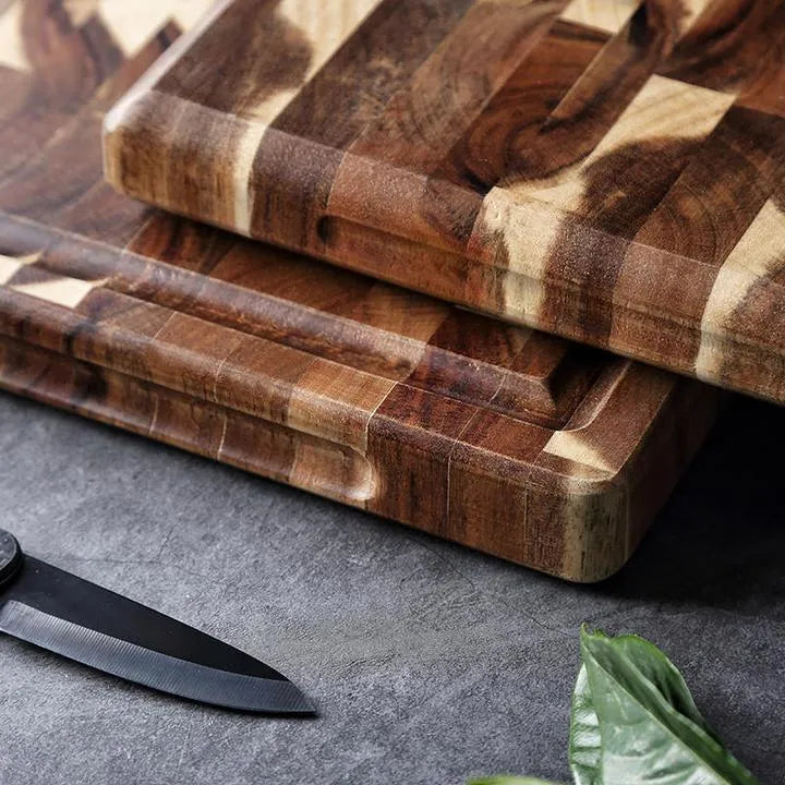 Brown acacia wood cutting board with 3cm thickness and parquet construction