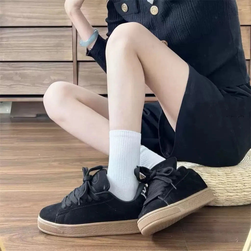 Retro black low-top sneakers with round toe and lace-up front for men and women