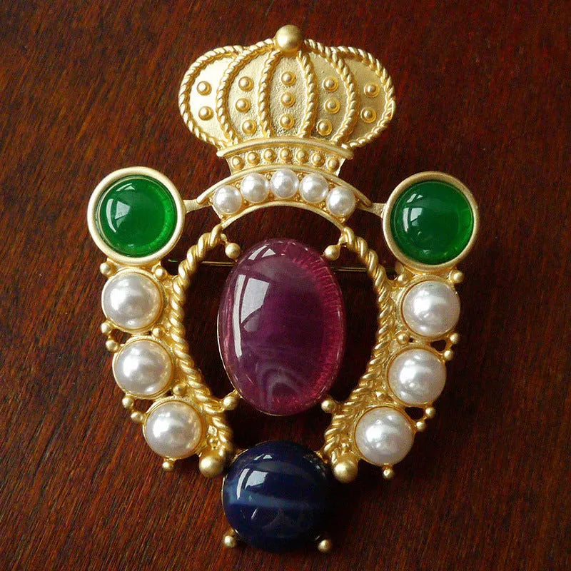 Retro baroque vintage brooch in zinc alloy with diamond shape, shown in multiple size options