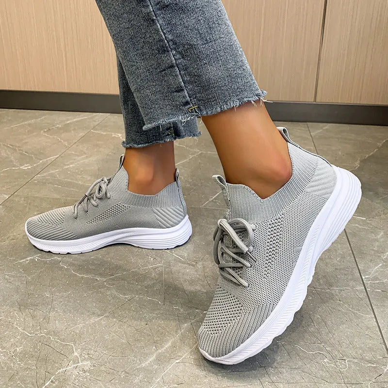 Women's mesh running shoes in creamy white with English muffin heel detail