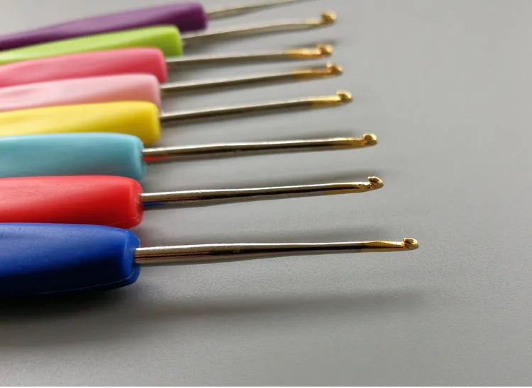 16 crochet hooks with soft and hard handles in a PU storage bag, sizes 1.0mm to 6.0mm.
