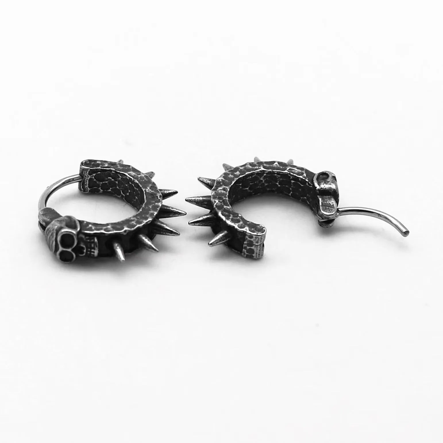 Geometric alloy earrings with punk motorcycle style in copper and black colours