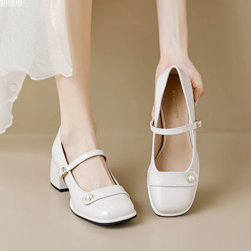 French-style chunky heel hiking pumps in patent leather with square toe and buckle