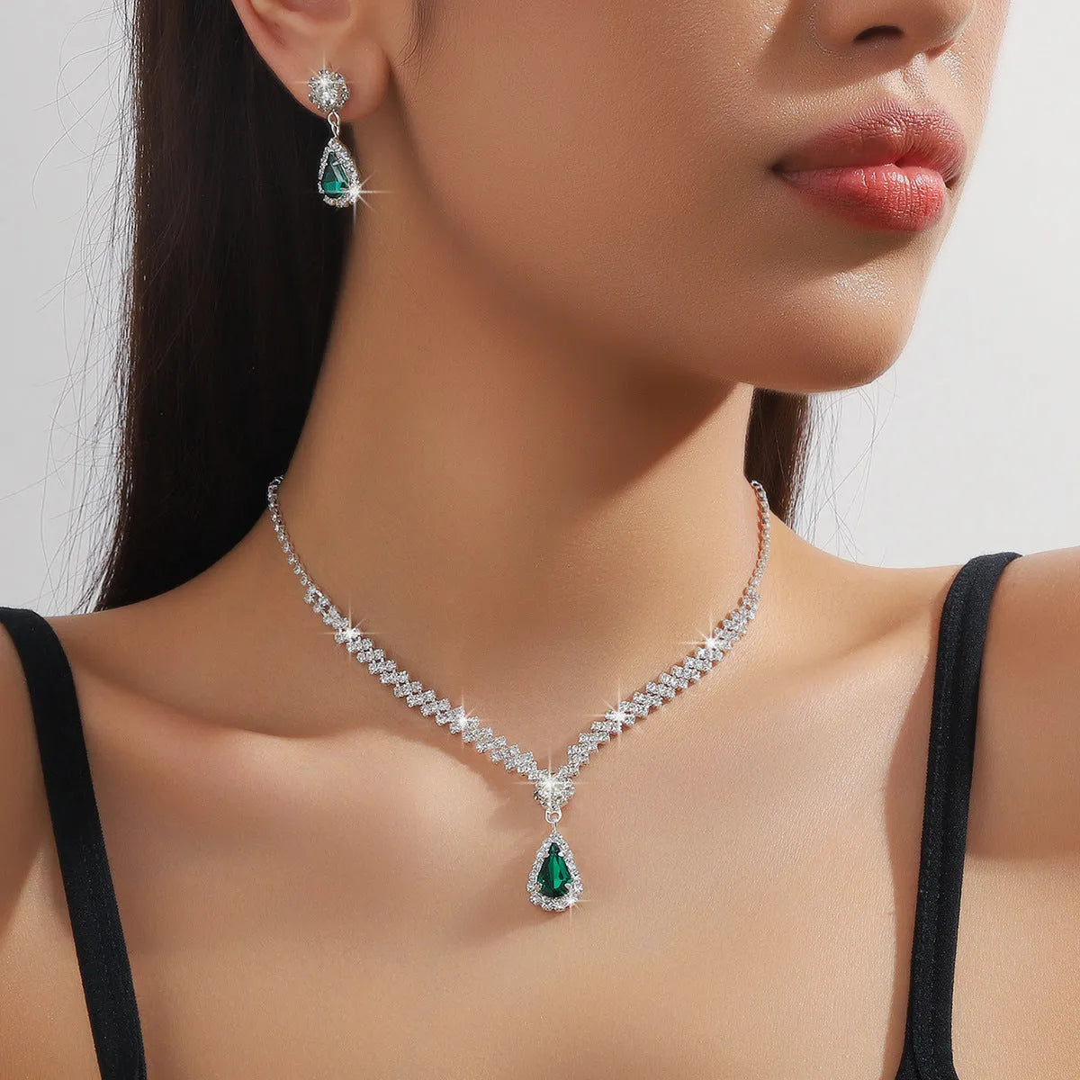 Claw chain necklace and earrings set with drop-shaped rhinestones in choice of five colours