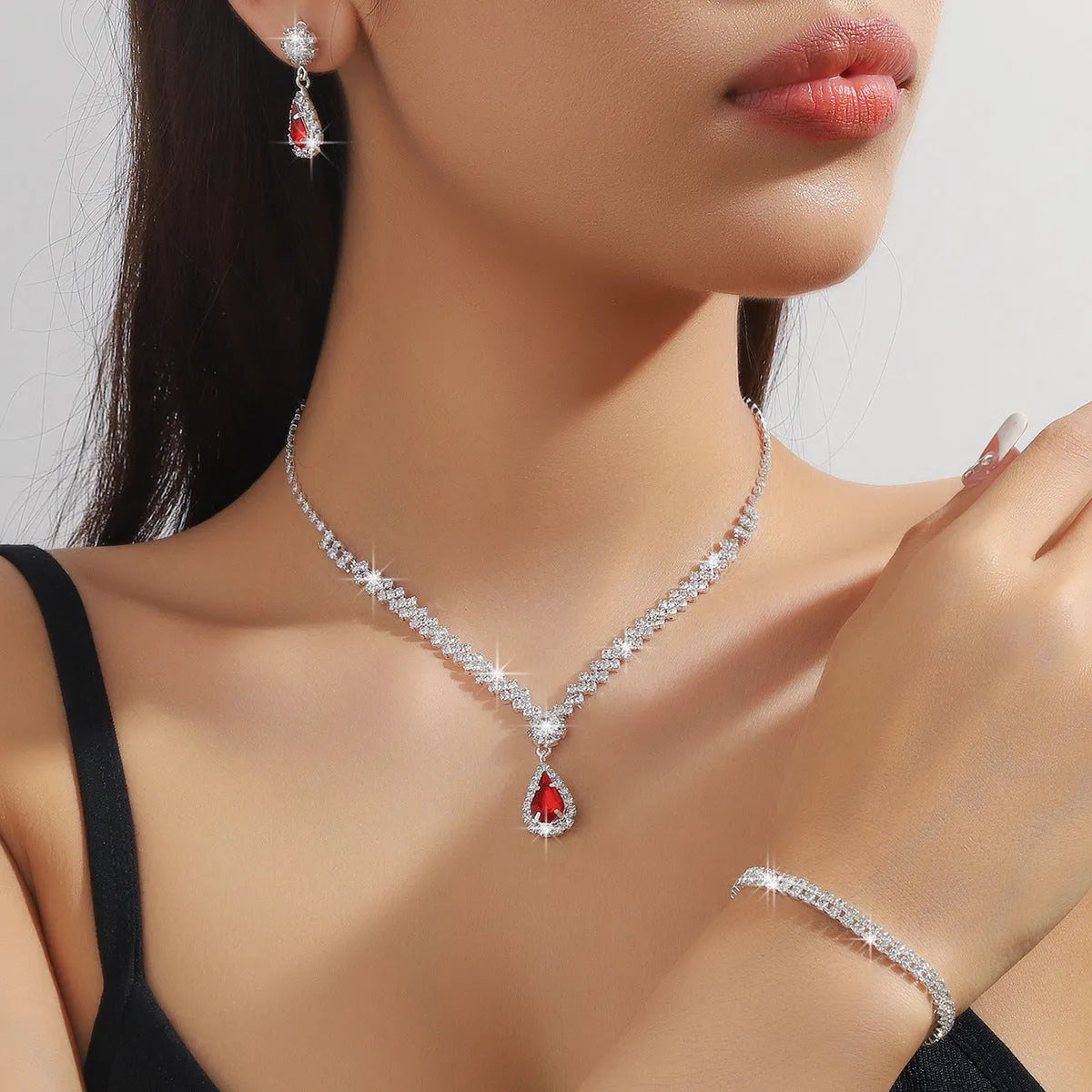 Claw chain necklace and earrings set with drop-shaped rhinestones in choice of five colours