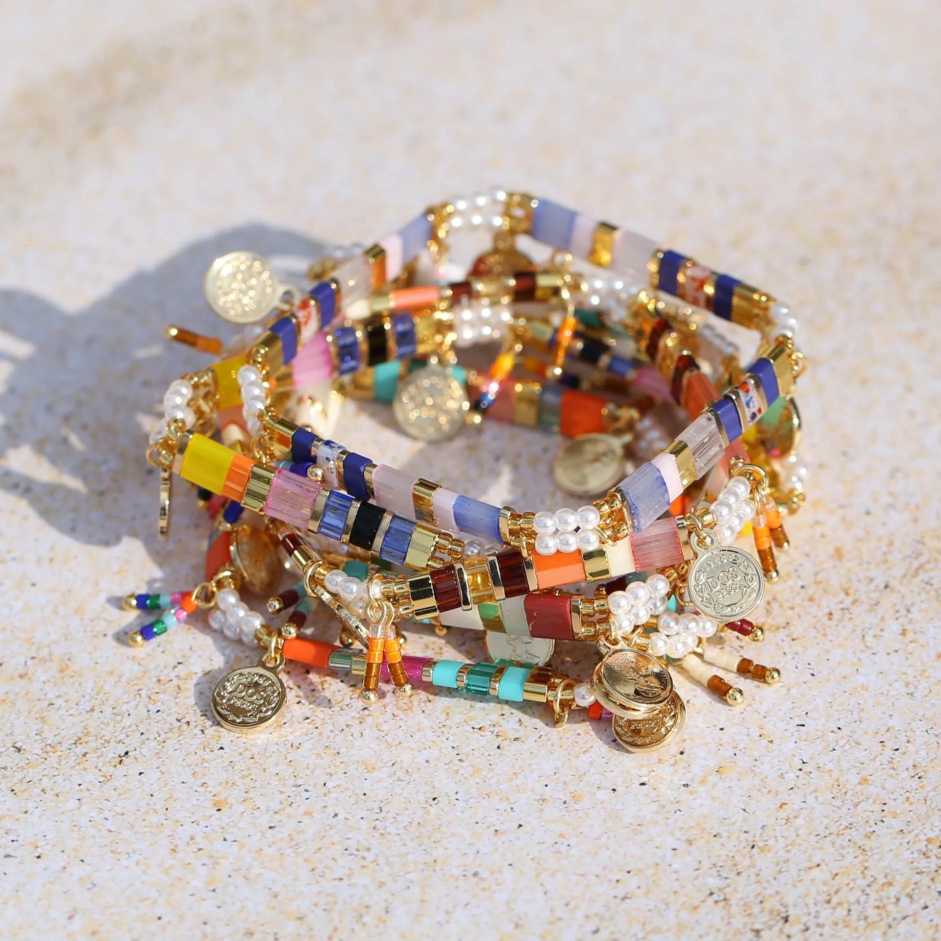 Women's handmade glass beaded bracelet with imitation pearls in pearl lifting colours