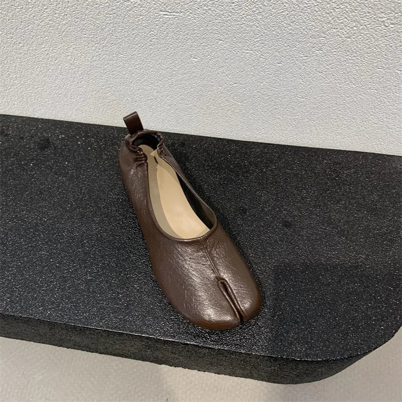 Women's black chunky heel pumps with round toe and split toe horseshoe detail