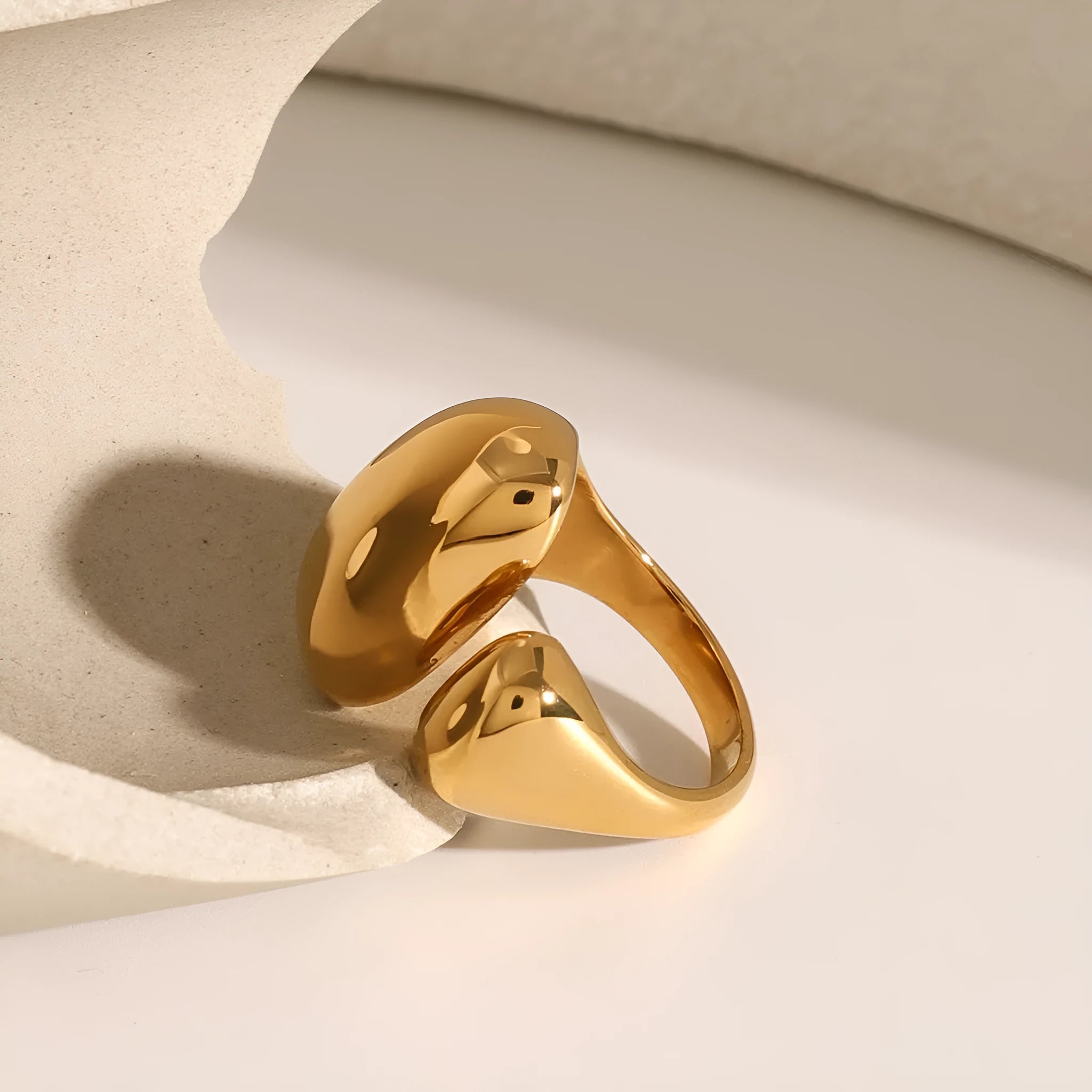 Women's stainless steel open ring with exaggerated geometric shape in electroplated colour