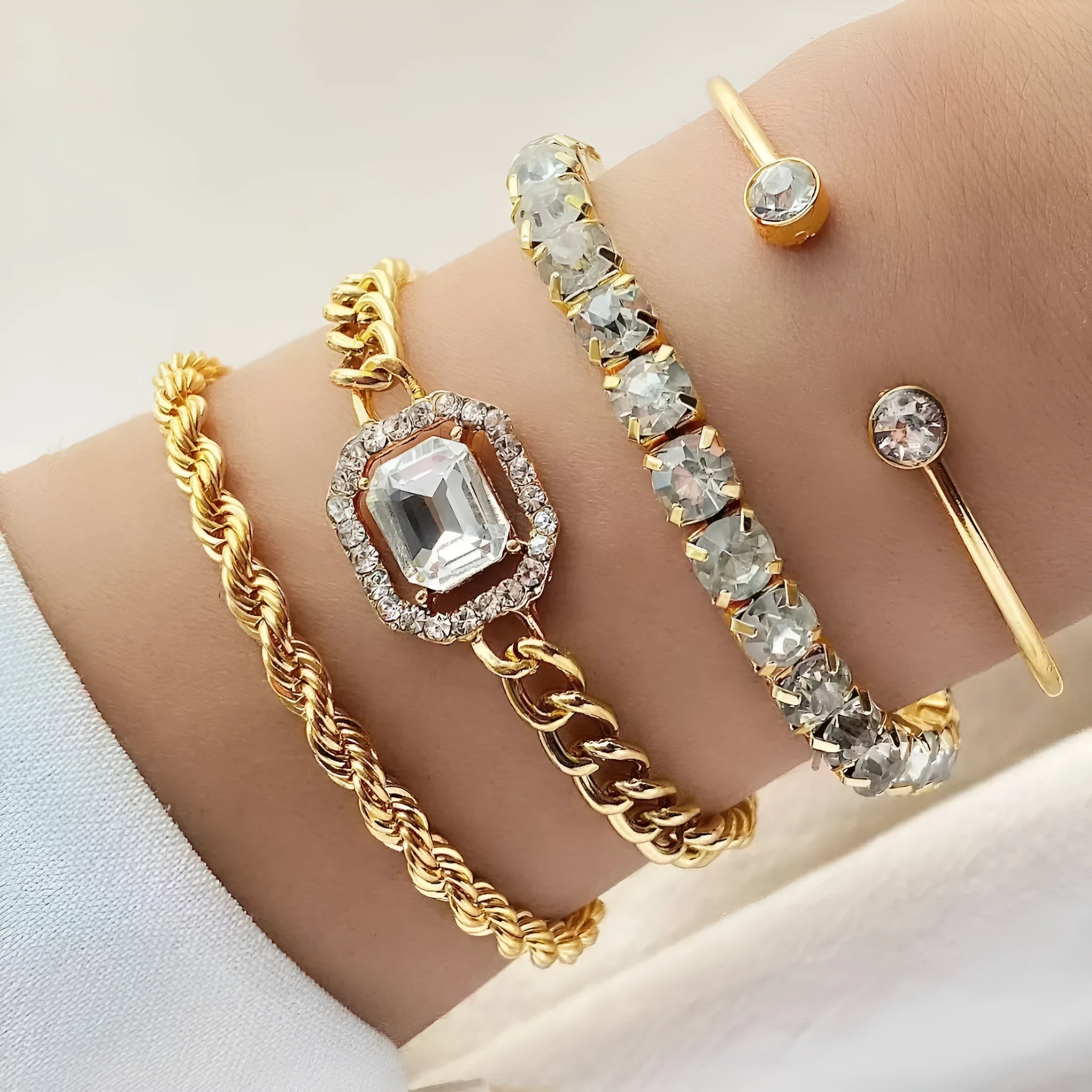 Women's retro geometric alloy jewellery 4-piece set with square diamond designs and chain detailing in gold or silver colour