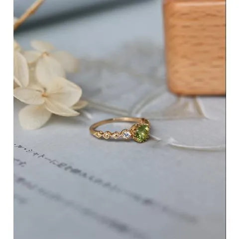 Geometric quadrilateral copper ring with imitation peridot in Japanese retro style