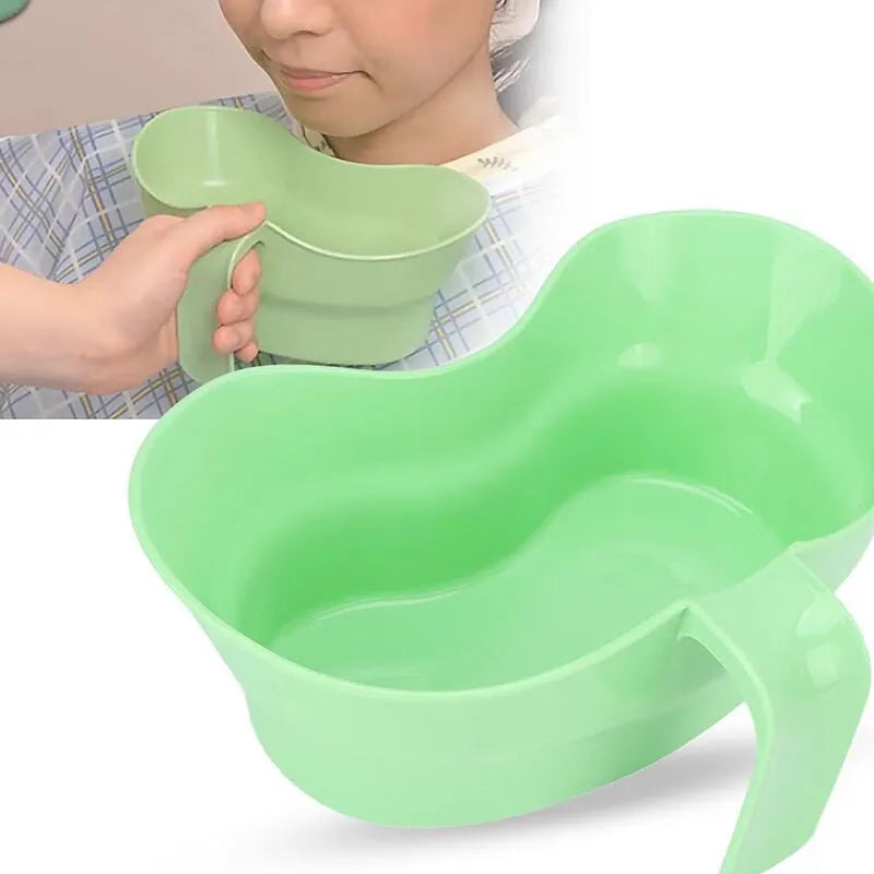 Green plastic gargle cup for bedridden elderly oral care