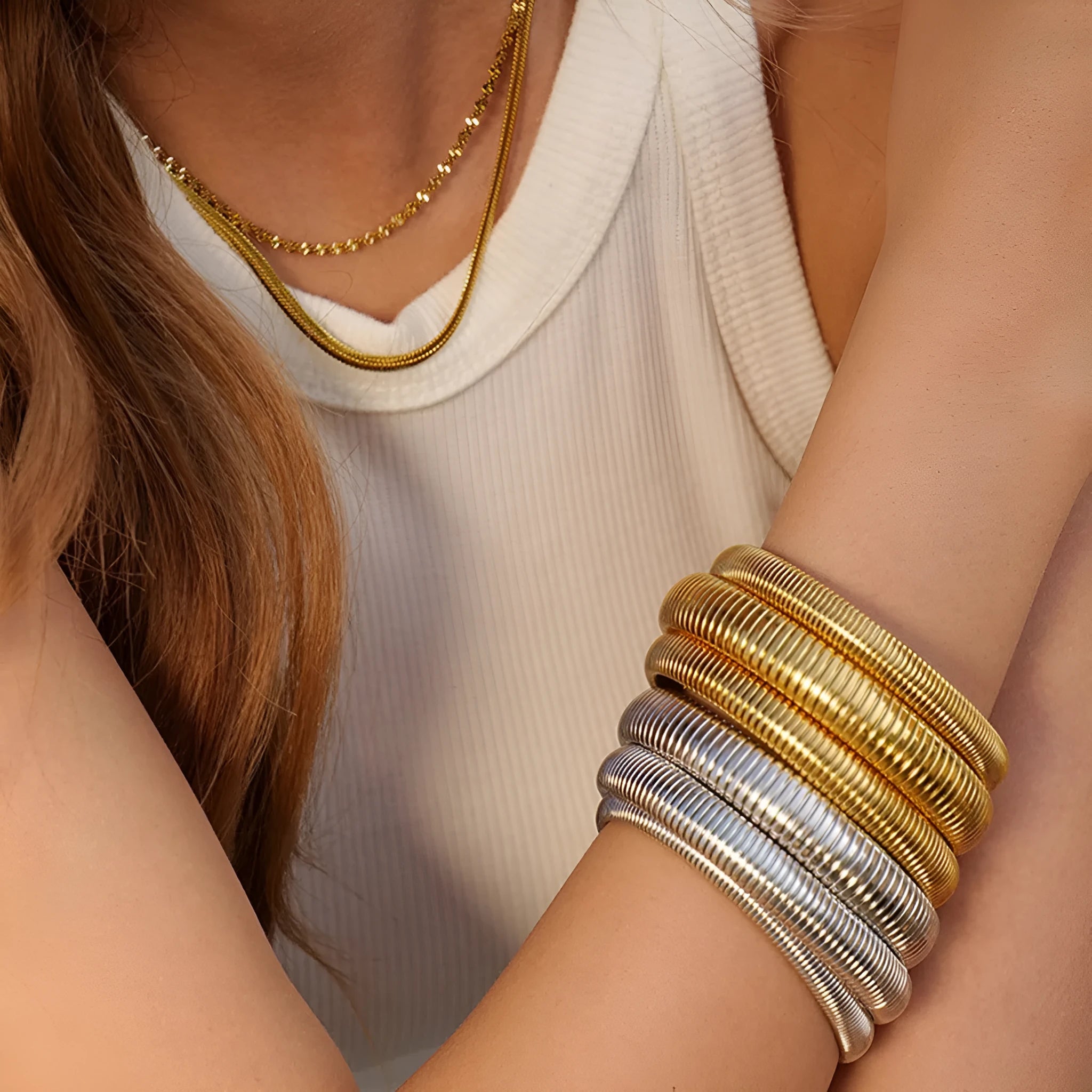 Women's titanium steel elastic bracelet with vertical stripe pattern in gold or silver colour