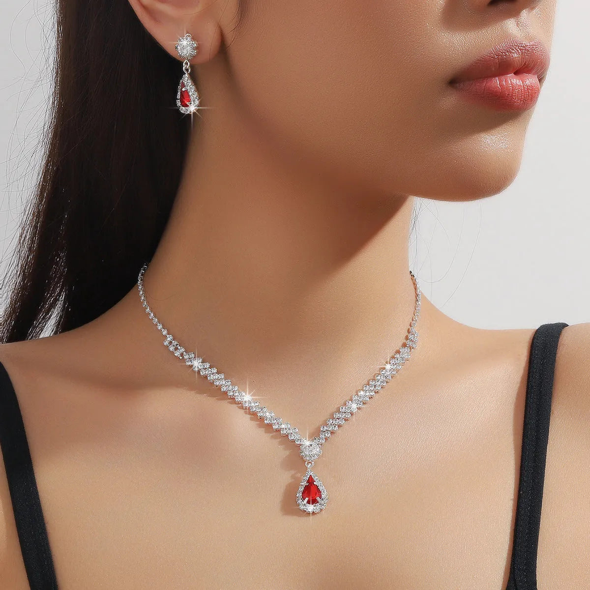 Claw chain necklace and earrings set with drop-shaped rhinestones in choice of five colours