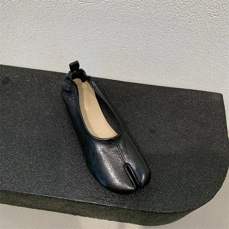 Women's black chunky heel pumps with round toe and split toe horseshoe detail