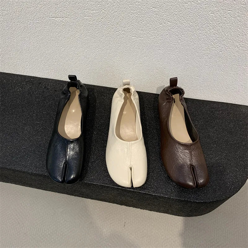 Women's black chunky heel pumps with round toe and split toe horseshoe detail